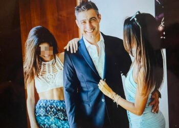Sara Barbieri, madre del secondogenito di Fabrizio Corona, pubblica una rara foto con suo papà, che ha appena 6 anni più dell'ex re dei paparazzi: guarda