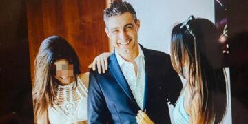 Sara Barbieri, madre del secondogenito di Fabrizio Corona, pubblica una rara foto con suo papà, che ha appena 6 anni più dell'ex re dei paparazzi: guarda