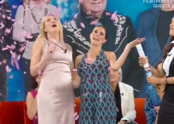 Caterina Balivo organizza un gender reveal in diretta tv per l'ex Professoressa de L'Eredità Ludovica Caramis incinta di 8 mesi: guarda