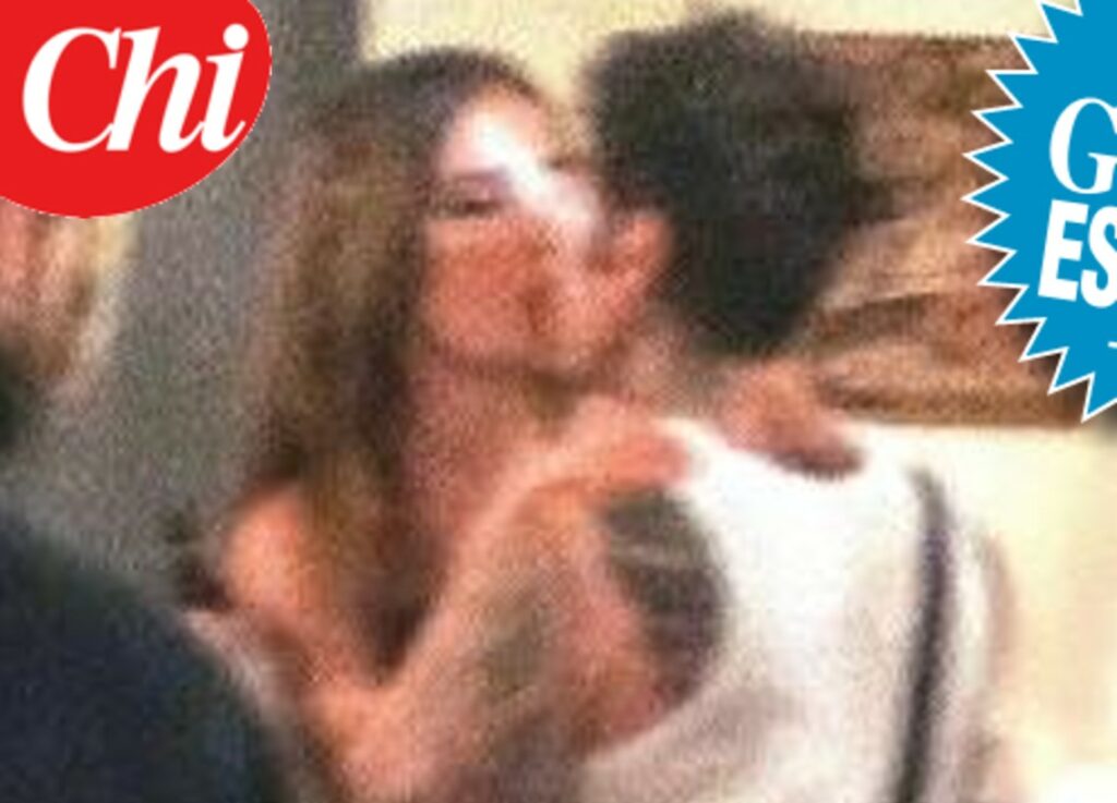 Fedez e Clara sono davvero una coppia? Su 'Chi' nuove immagini di un bacio tra i due cantanti: guarda Fedez e Clara sono davvero una coppia? Su 'Chi' nuove immagini di un bacio tra i due cantanti: guarda