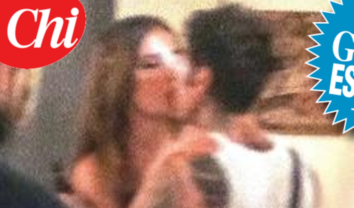 Fedez e Clara sono davvero una coppia? Su 'Chi' nuove immagini di un bacio tra i due cantanti: guarda - Gossip.it | News sul Gossip e VIP