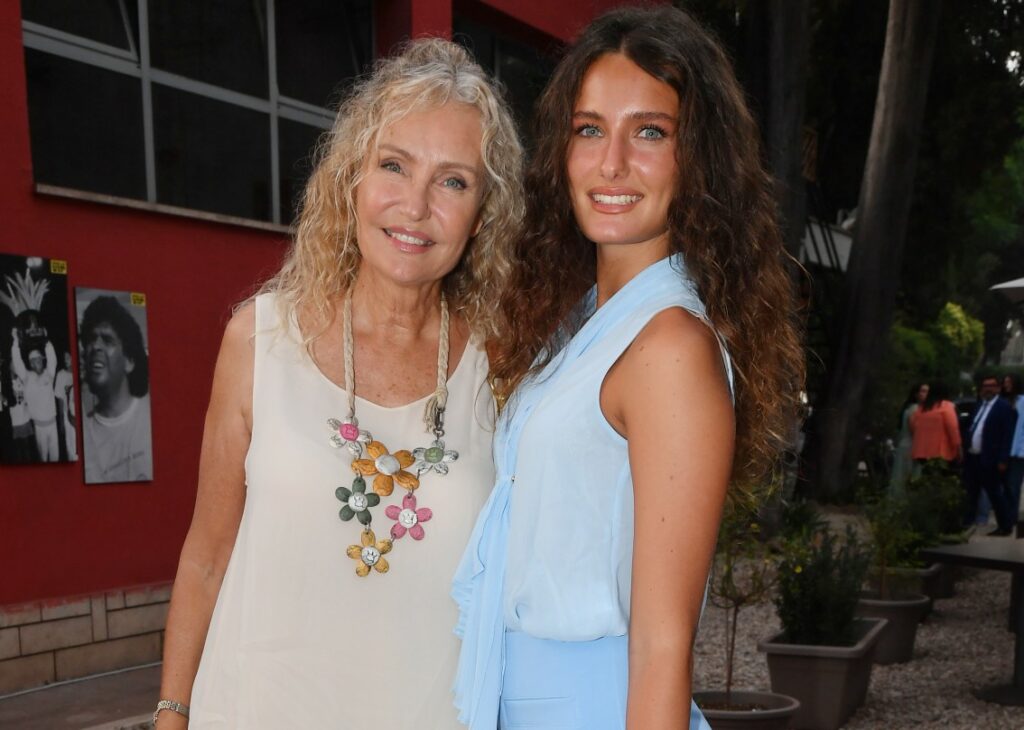 Licia Colò alla serata mondana con la bellissima figlia 19enne Liala: guarda Licia Colò alla serata mondana con la bellissima figlia 19enne Liala: guarda