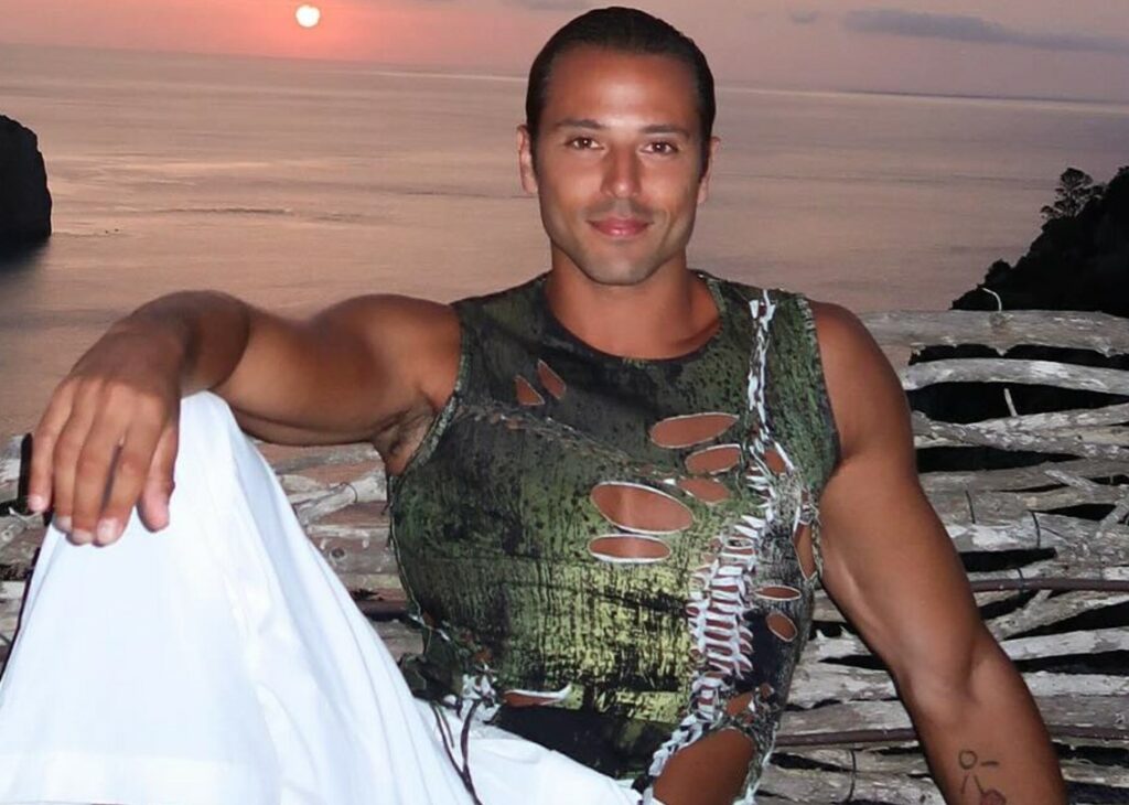 ''In paese mi bullizzavano perché sono gay, ora sono arrivato a Los Angeles'': Giuseppe Giofrè da 'Amici' al palco con Jennifer Lopez ''In paese mi bullizzavano perché sono gay, ora sono arrivato a Los Angeles'': Giuseppe Giofrè da 'Amici' al palco con Jennifer Lopez