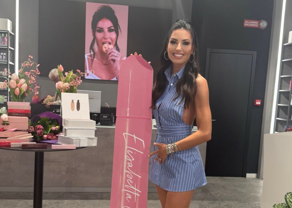 Elisabetta Gregoraci lancia a Napoli i suoi lipgloss dedicati alle mamme e non solo: guarda