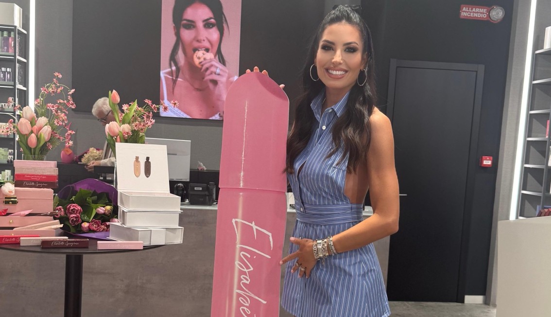 Elisabetta Gregoraci lancia a Napoli i suoi lipgloss dedicati alle mamme e non solo: guarda - Gossip.it | News sul Gossip e VIP