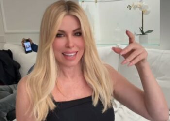 Impacchi all'olio d'oliva, fondotinta diluito e tanta acqua: Loredana Lecciso svela i segreti del suo make-up e della sua skincare