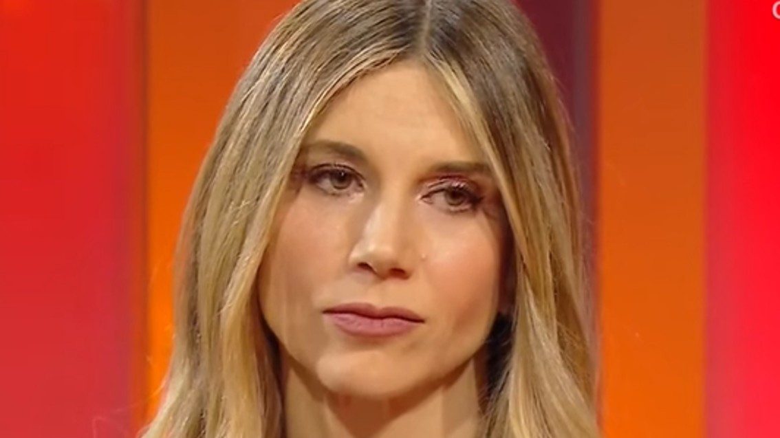 Nicoletta Romanoff commossa in tv ricordando il fratello morto a soli 21 anni: ''Era bellissimo, alto 1 metro 90, lo fermavano per strada'' - Gossip.it | News sul Gossip e VIP