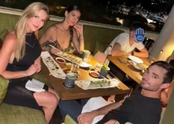 Le ex veline Melissa Satta e Thais Wiggers in vacanza insieme in Sardegna col fratello della sarda: la brasiliana impazzisce di felicità