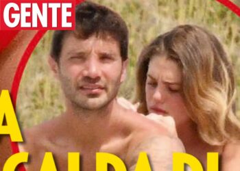 Stefano De Martino paparazzato con la ricca ereditiera Caroline su uno yacht in Sardegna: solo amicizia? Foto