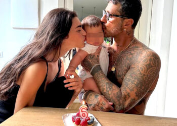 ''Sei mesi di amore folle'': Fabrizio Corona e Sara Barbieri festeggiano il figlio Thiago con una torta per il complimese, foto