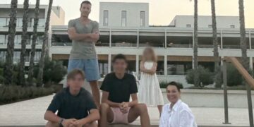 Alena Seredova al mare con tutta la famiglia