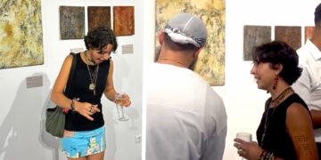 Sophie Taricone, figlia di Pietro e Kasia Smutniak, a soli 20 anni già espone le sue opere d'arte a Parigi: guarda