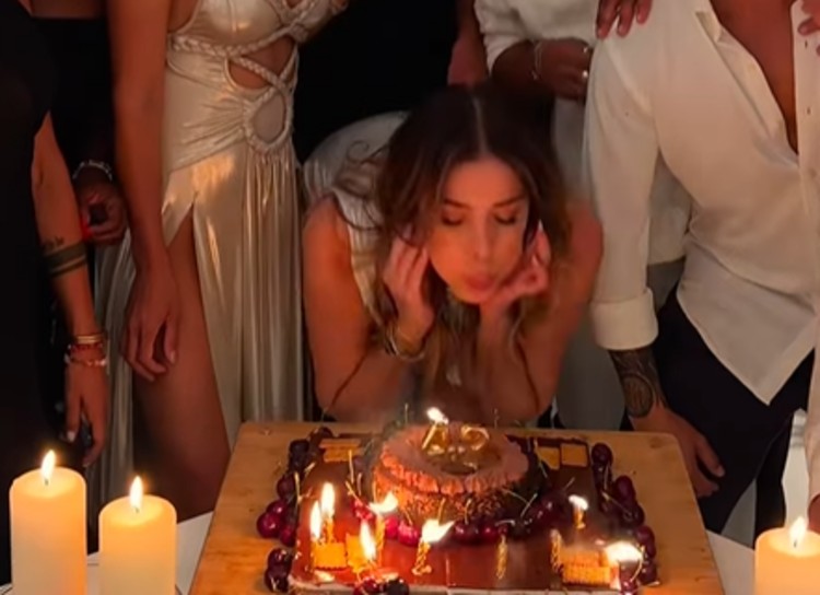 Aida Yespica festeggia 43 anni a Ibiza col figlio