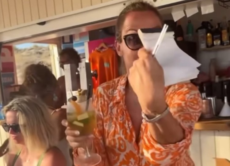 Sonia Bruganelli fa la cameriera a Formentera Sonia Bruganelli fa la cameriera a Formentera