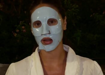 Cecilia Rodriguez cena con la maschera sul viso