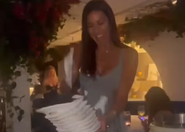 Elisabetta Gregoraci rompe una pila di piatti al ristorante