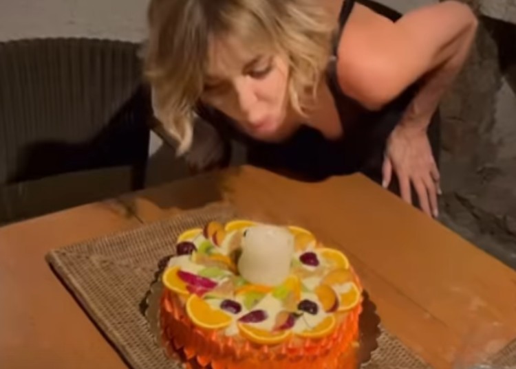 Alba Parietti festeggiata anche dall'ex Cristiano De Andrè Alba Parietti festeggiata anche dall'ex Cristiano De Andrè