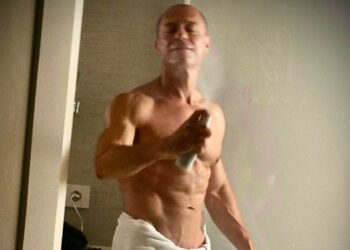 ''Ha perso quei quattro, cinque chili che gli hanno cambiato il corpo'': il personal trainer di Stefano Accorsi spiega come l'attore è in super forma a 54 anni