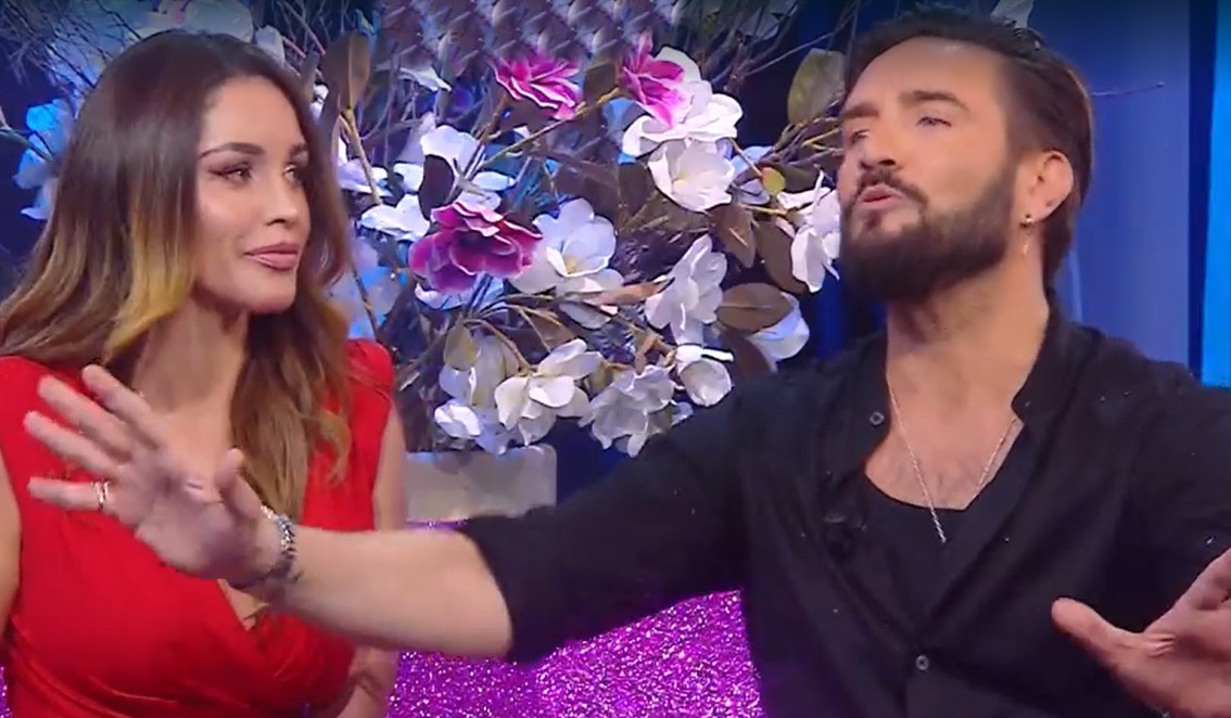 ''Preferisco che lui mi racconti, è meglio farsi le cose davanti'': Alex Belli e Delia Duran raccontano in tv l'unica regola che c'è nella loro coppia aperta - Gossip.it | News sul Gossip e VIP