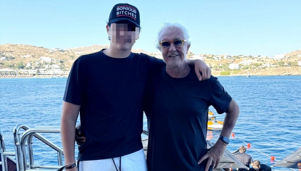 Il figlio di Flavio Briatore è alto quasi 2 metri: la foto in cui svetta anche sul padre, guarda