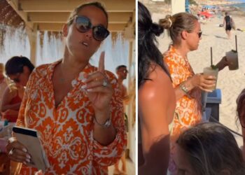 Sonia Bruganelli diventa cameriera per vip sulla spiaggia di Formentera: le immagini