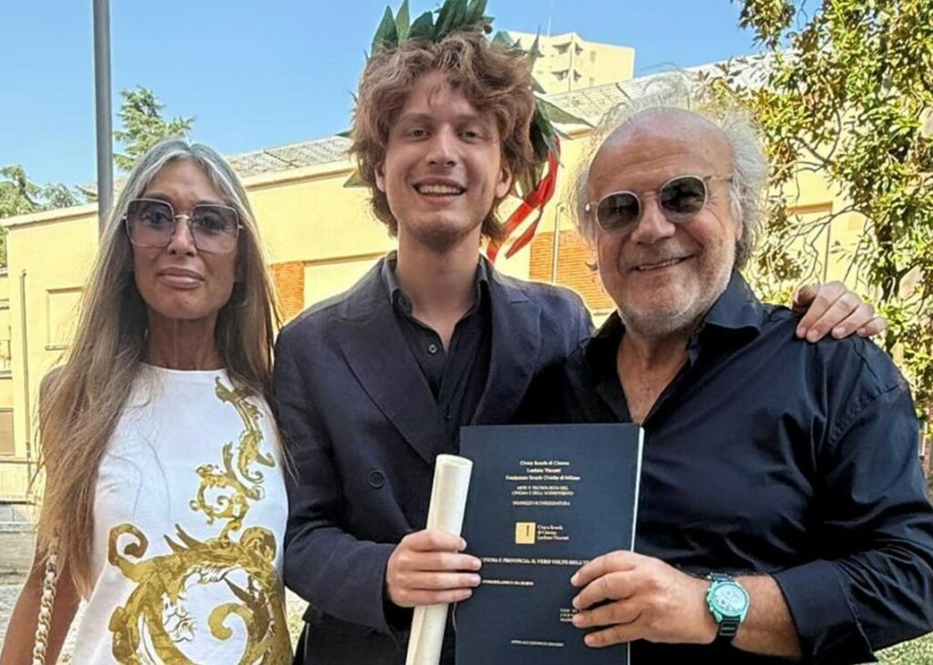 Il figlio di Jerry Calà a 22 anni si diploma alla Scuola di Cinema: la foto con mamma e papà orgogliosi, guarda Il figlio di Jerry Calà a 22 anni si diploma alla Scuola di Cinema: la foto con mamma e papà orgogliosi, guarda
