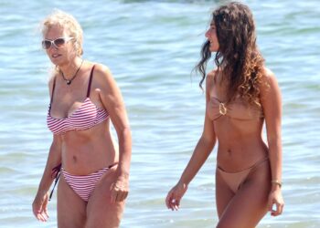 La conduttrice Licia Colò si rilassa in bikini al mare con la figlia 19enne Liala: foto