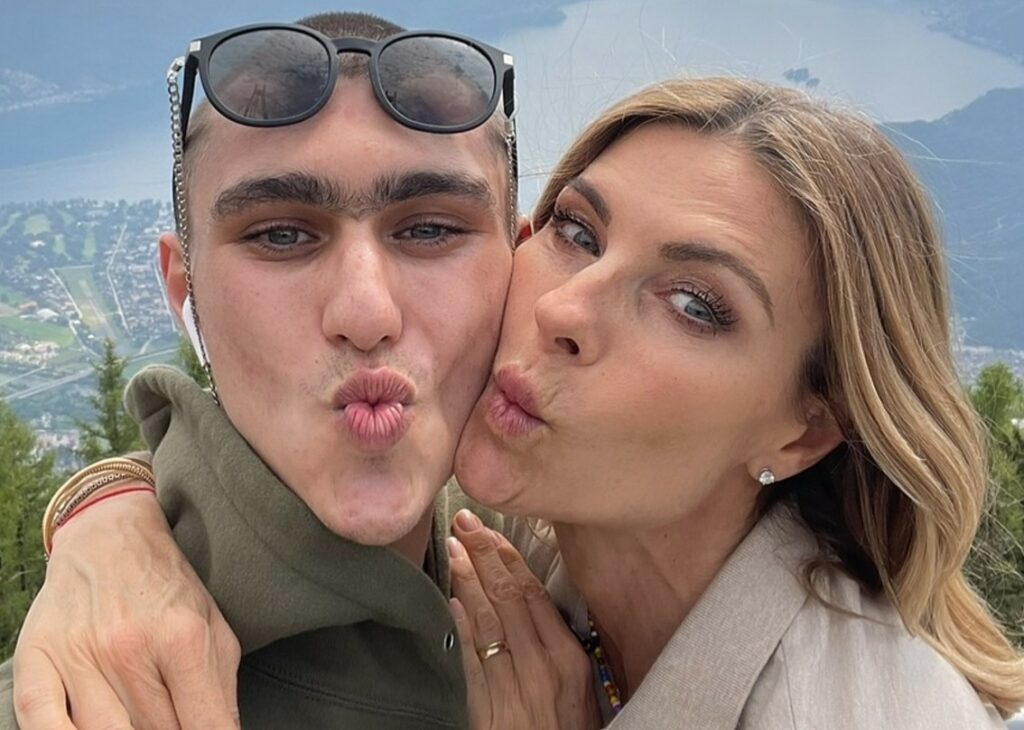 ''50 anni... wow! E senza essersi mai rifatta nulla'': Achille Costacurta celebra la bellezza di sua madre Martina Colombari ''50 anni... wow! E senza essersi mai rifatta nulla'': Achille Costacurta celebra la bellezza di sua madre Martina Colombari