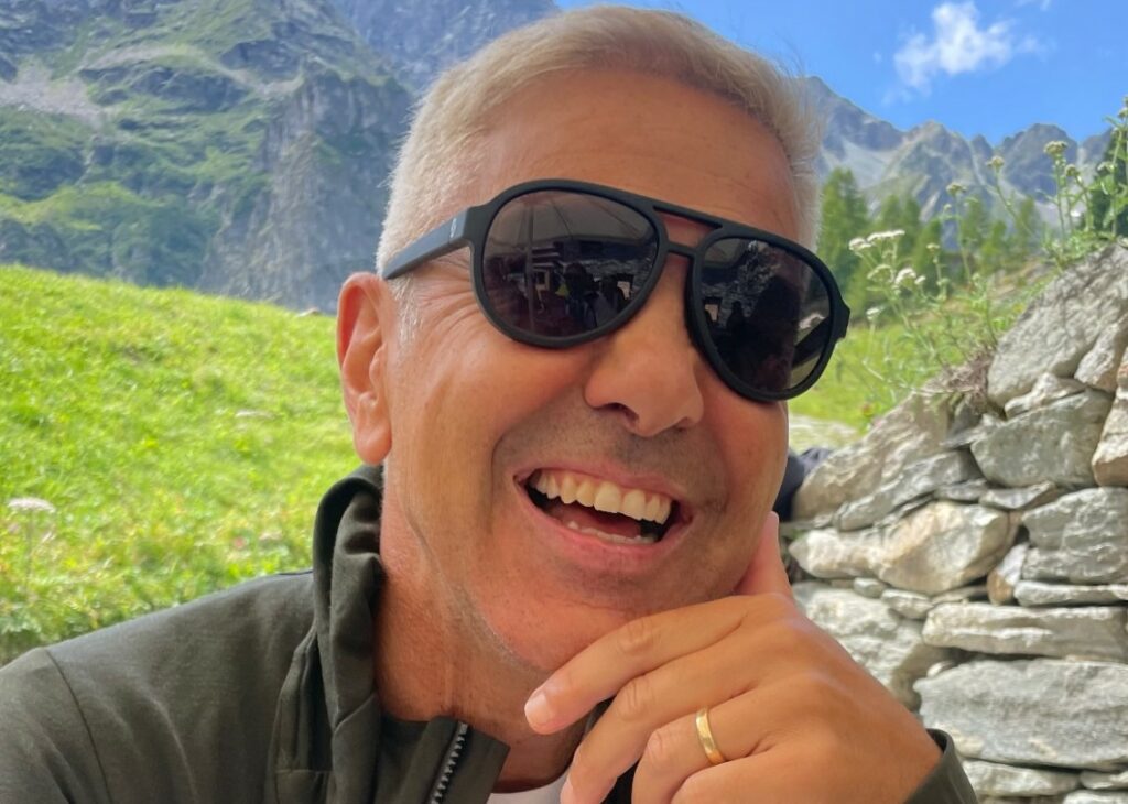 Billy Costacurta ha cambiato look: ora i suoi capelli sono completamente decolorati, le immagini condivise dalla moglie Martina Colombari Billy Costacurta ha cambiato look: ora i suoi capelli sono completamente decolorati, le immagini condivise dalla moglie Martina Colombari
