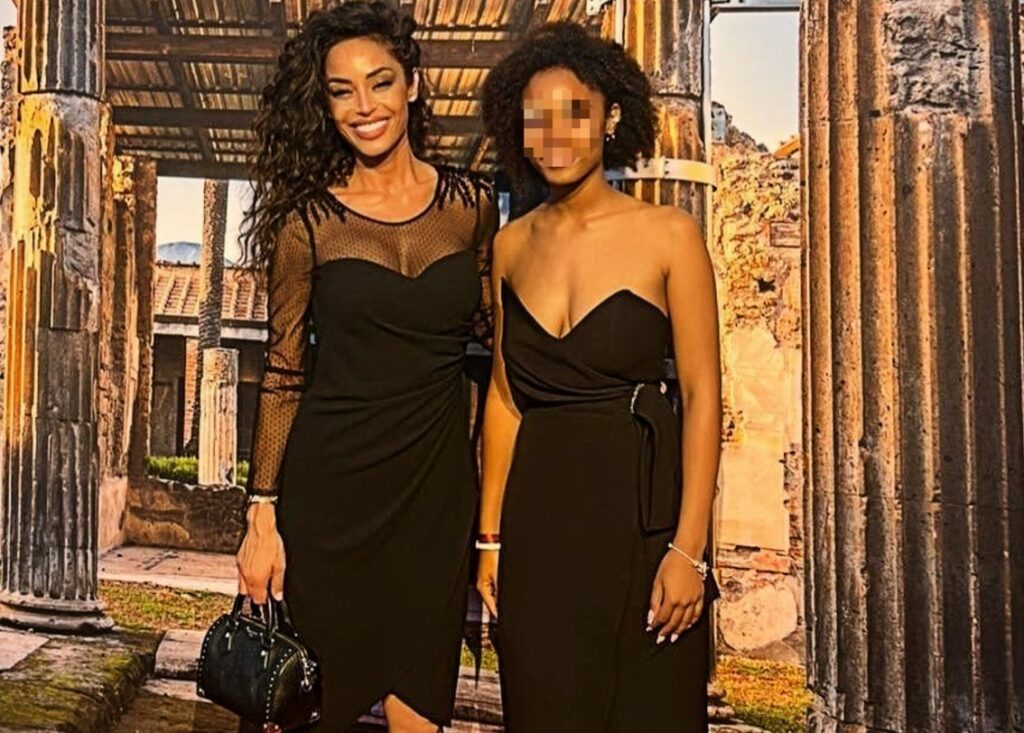 Raffaella Fico sul red carpet con la figlia Pia, che ormai ha 12 anni: le immagini davanti ai fotografi Raffaella Fico sul red carpet con la figlia Pia, che ormai ha 12 anni: le immagini davanti ai fotografi