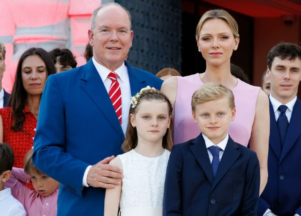 Alberto di Monaco con la moglie Charlène e i due figli gemelli di 10 anni si commuove alle celebrazioni per i 20 anni di regno: guarda