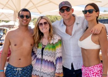La madre di Carlo Beretta pubblica foto in vacanza con la 'nuora' Melissa Satta, impazzano i gossip su una presunta gravidanza