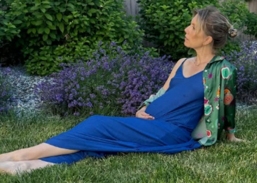 Margot Sikabonyi condivide nuove foto della sua gravidanza al sesto mese e spiega come sta andando la dolce attesa