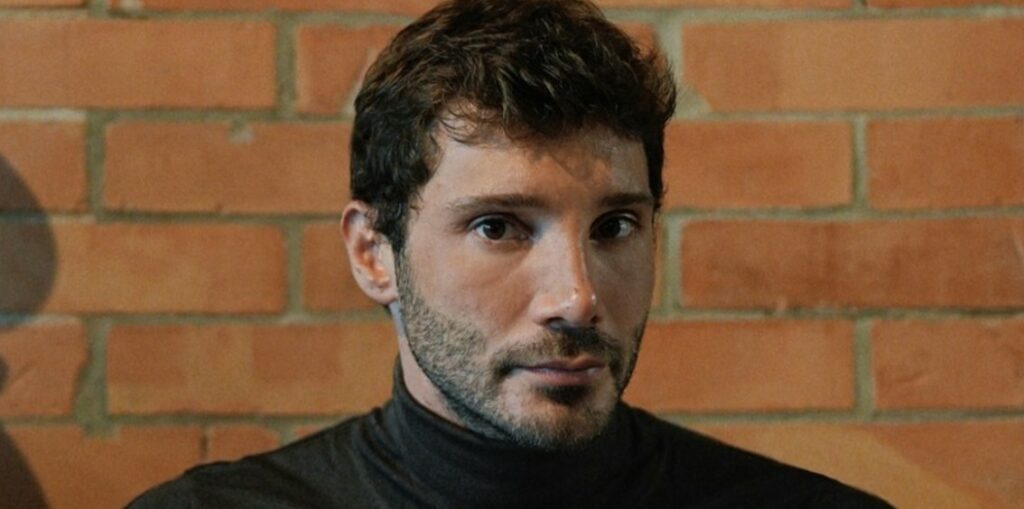 Stefano De Martino è 'triste' per la diffusione dei suoi video intimi: come sta, parla il suo avvocato