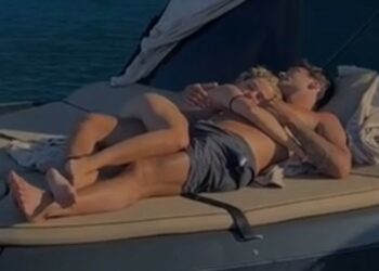 Stefano De Martino e la fidanzata Caroline Tronelli abbracciati e innamoratissimi in vacanza in barca: la prima immagine social del loro amore