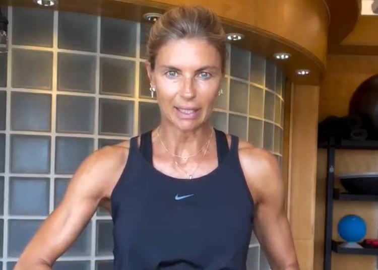 Martina Colombari mostra il 'buco' della diastasi addominale