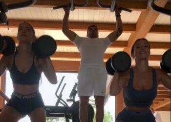Elodie si allena anche in vacanza in Sicilia insieme ad Andrea Iannone e a Diletta Leotta