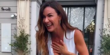 Le forme prorompenti di Melita Toniolo attirano l'attenzione di un tassista a Milano: guarda