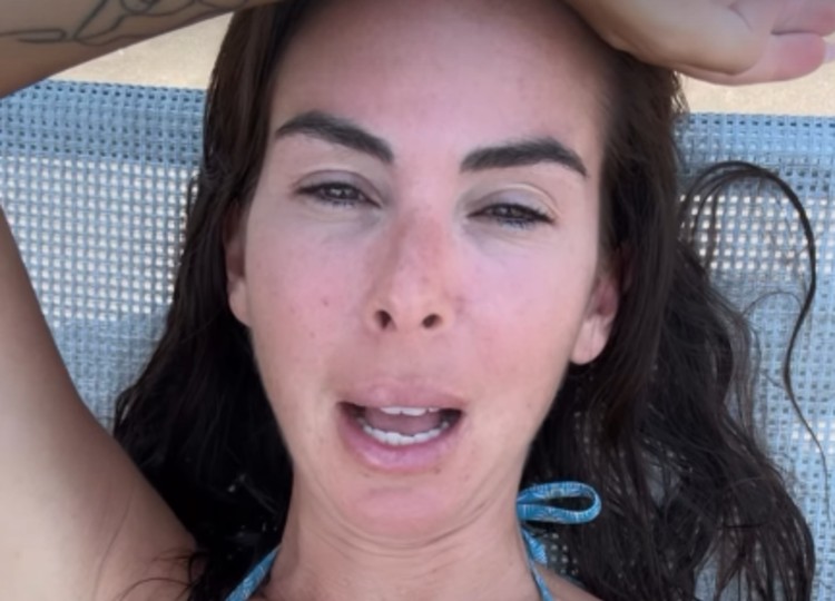 Micol Olivieri in lacrime dopo la morte della coniglietta