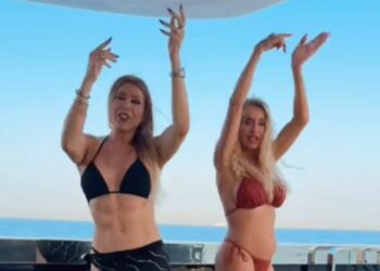 Il balletto in barca della chirurga dei vip Jenny Urtis e Valeria Marini in Sardegna