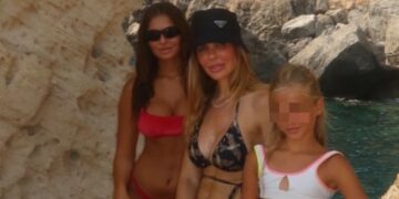 Ilary Blasi in vacanza col suo Bastian e le due figlie, il tedesco estasiato dalla romana: ''Bella anche dopo 2 ore di escursione''