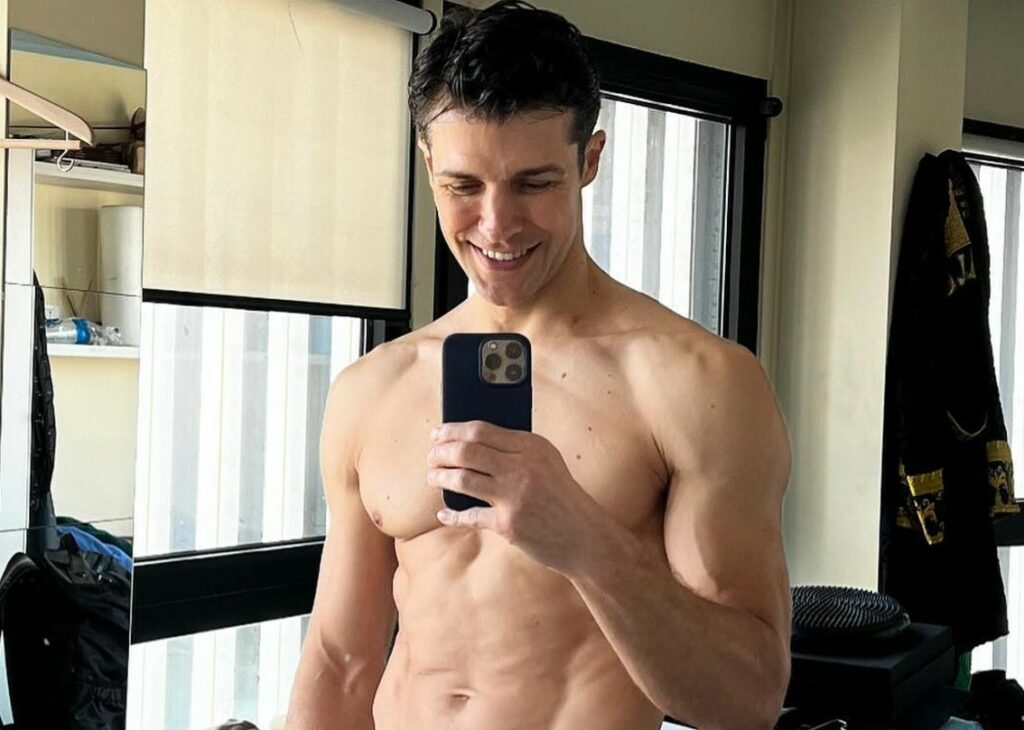 ''Un’ora e mezza di allenamento al giorno, ma niente pesi'': Roberto Bolle spiega come fa ad avere un fisico pazzesco a 50 anni ''Un’ora e mezza di allenamento al giorno, ma niente pesi'': Roberto Bolle spiega come fa ad avere un fisico pazzesco a 50 anni