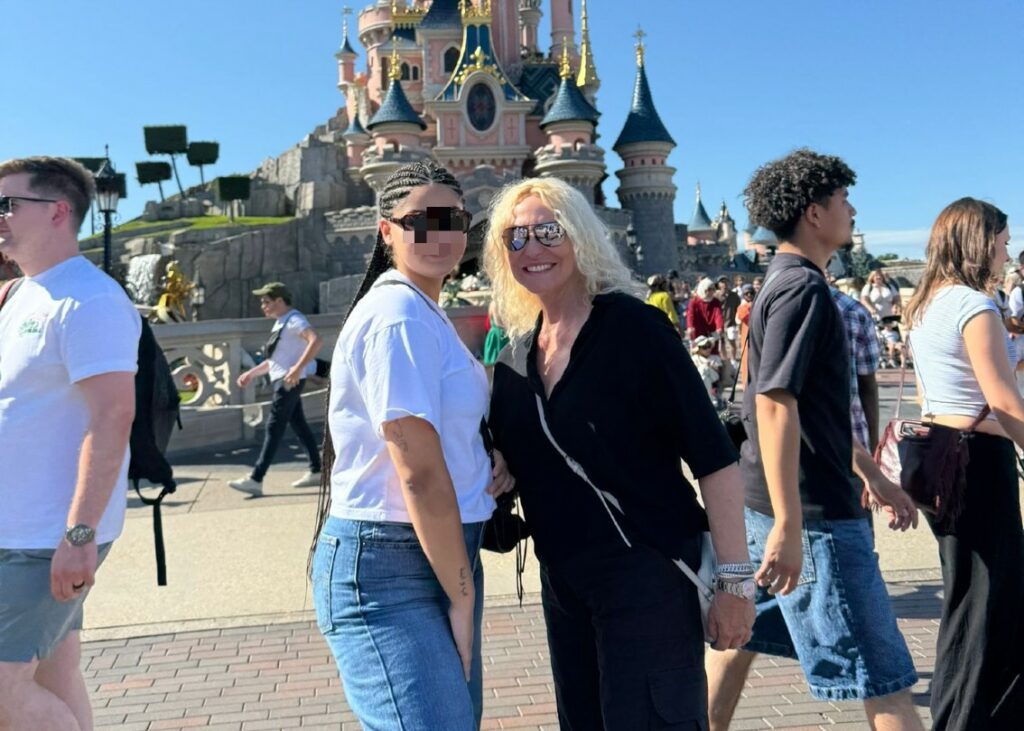 La figlia di Antonella Clerici a 16 anni è più alta di lei: le immagini in vacanza insieme in Francia non mentono, guarda