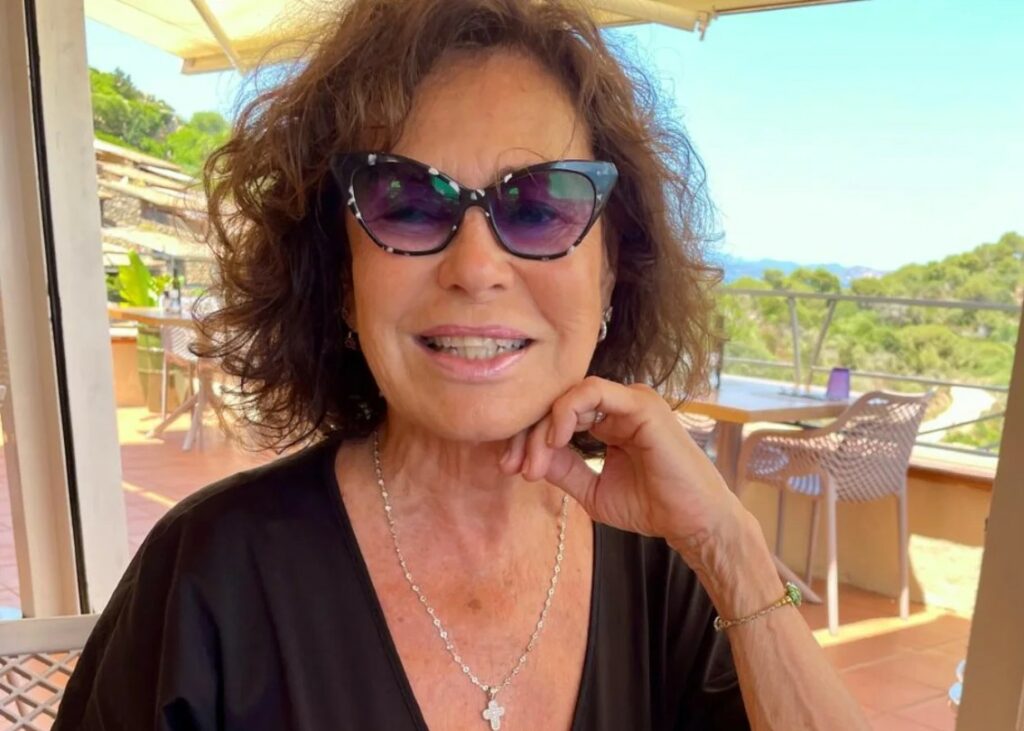 Corinne Clery racconta il suo dramma: dall'ex marito che ha provato a strangolarla al figlio malato di colera, fino al tradimento della collega ''innominabile''