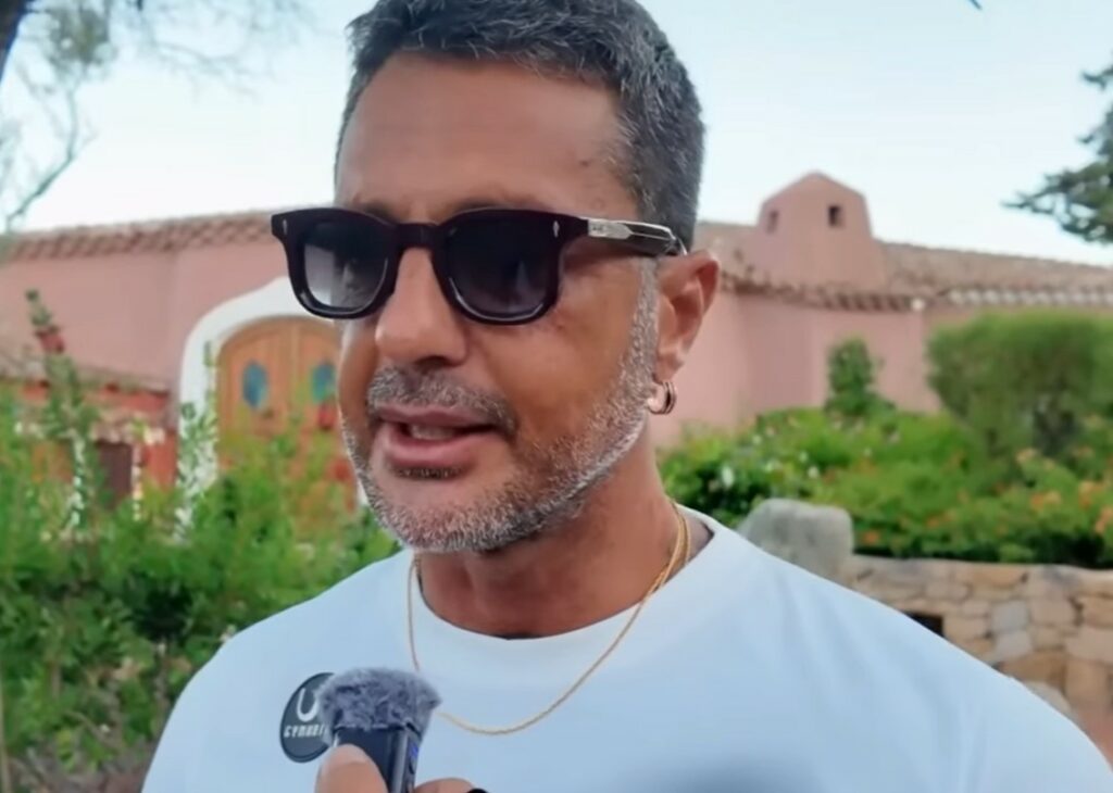 ''Non ci sembra Bova e Rocìo si sono lasciati da due anni'': Corona dalla Sardegna parla con la Rai e invita a controllare le ultime interviste di Raoul e l'ex compagna