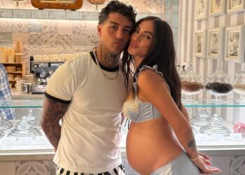 Tony Effe e Giulia De Lellis in Puglia si godono l'estate aspettando la piccola Priscilla: le foto con il pancione
