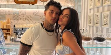Tony Effe e Giulia De Lellis in Puglia si godono l'estate aspettando la piccola Priscilla: le foto con il pancione