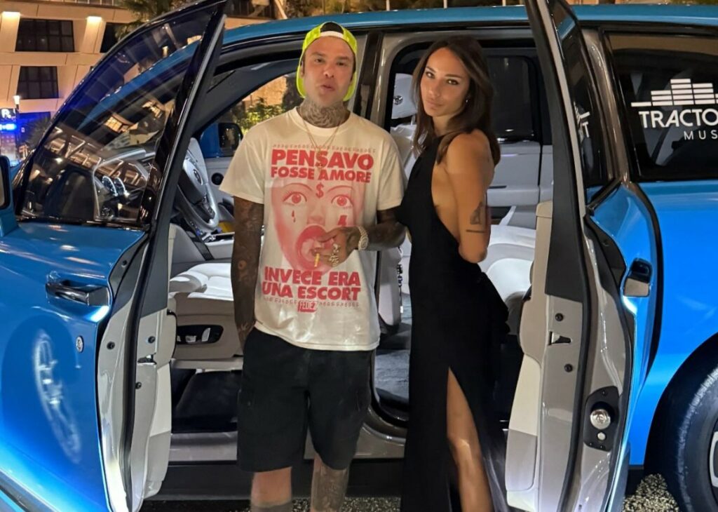 Fedez e la nuova fidanzata Giulia Honegger sono ormai inseparabili: insieme in aereo privato per andare a Monaco, guarda