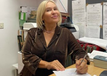 La madre di Wanda Nara è diventata cittadina italiana! Nora Colosimo firma orgogliosa i documenti in Sicilia: guarda