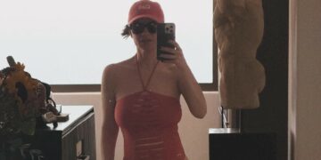 Laura Pausini si mostra in costume dopo aver perso 20 kg: le foto in vacanza al mare